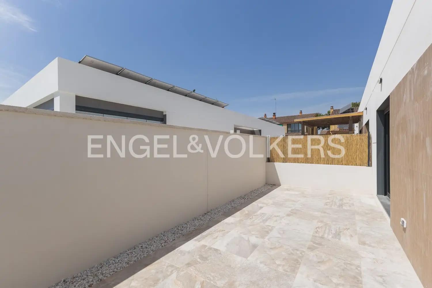 2 bedroom Villa for rent in Serra with pool garage - € 1,500 (Ref: 9925033)