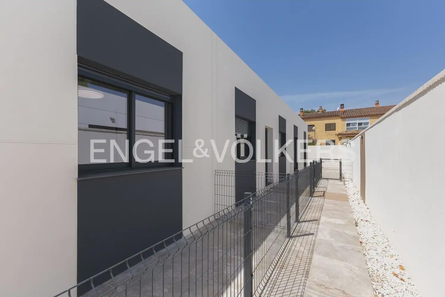 2 bedroom Villa for rent in Serra with pool garage - € 1,500 (Ref: 9925033)