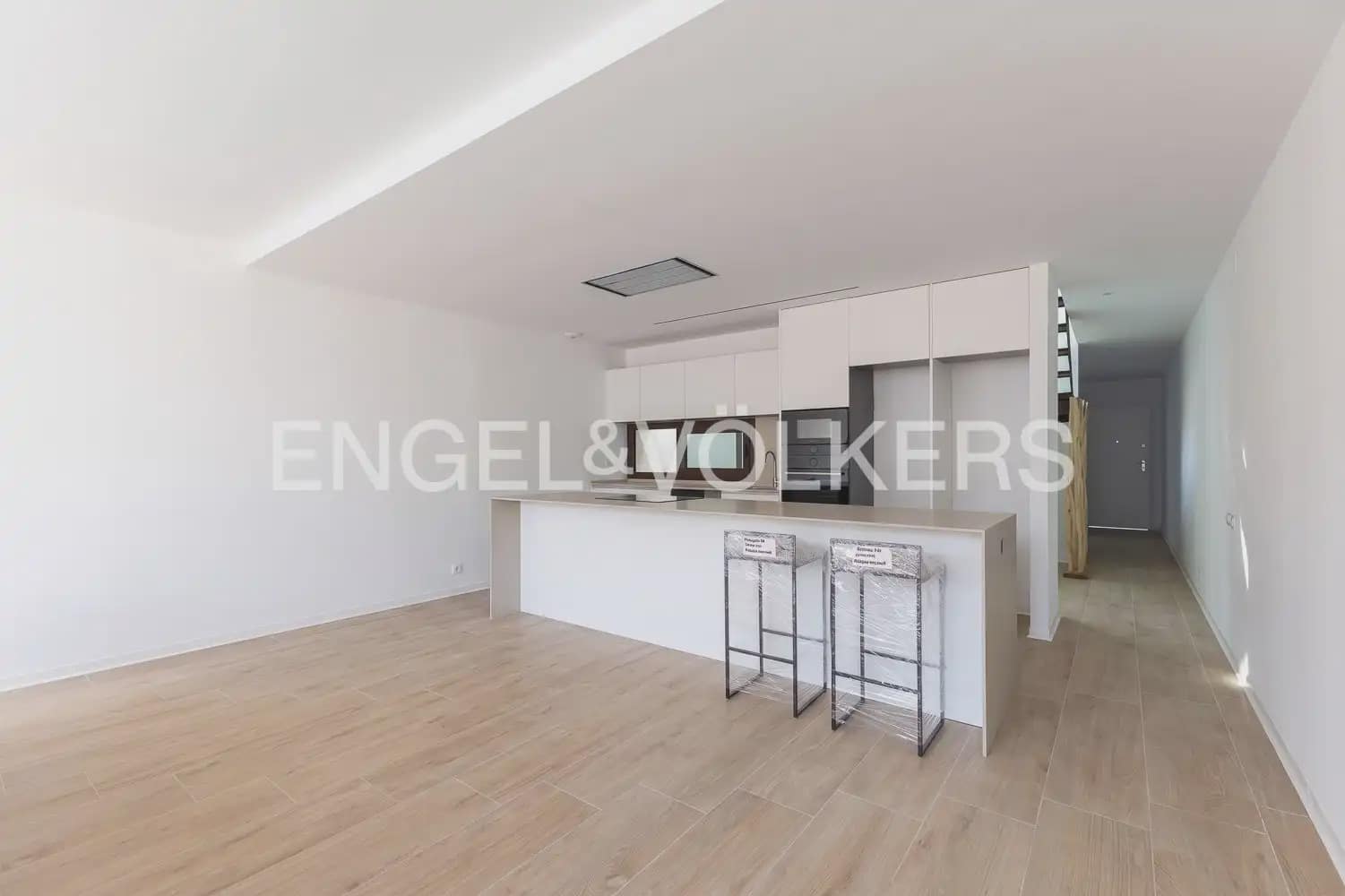 Villa/Maison Mitoyenne de 4 chambres à louer à Rocafort avec piscine garage - 2 600 € (Ref: 9925192)
