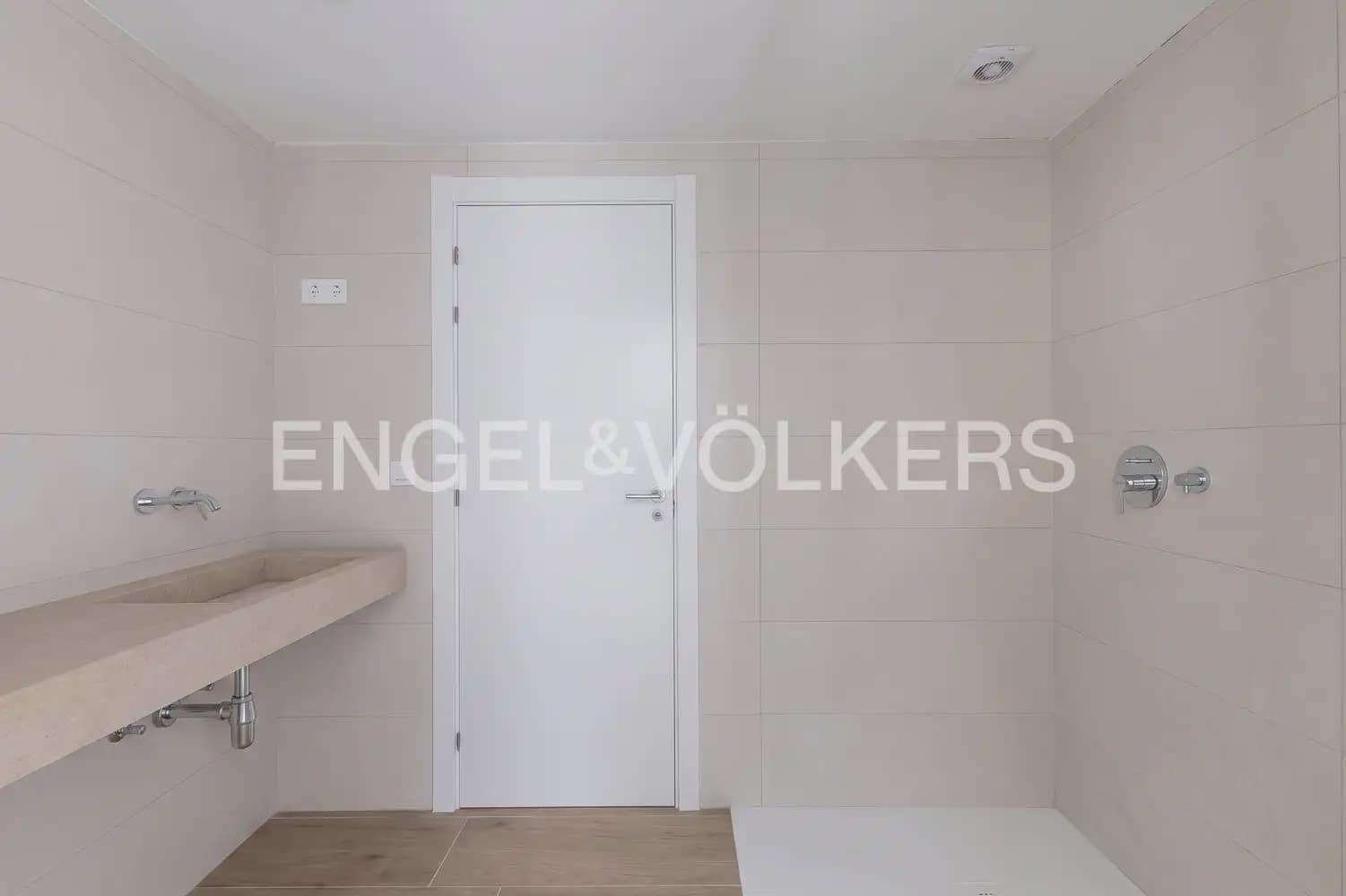 Villa/Maison Mitoyenne de 4 chambres à louer à Rocafort avec piscine garage - 2 600 € (Ref: 9925192)