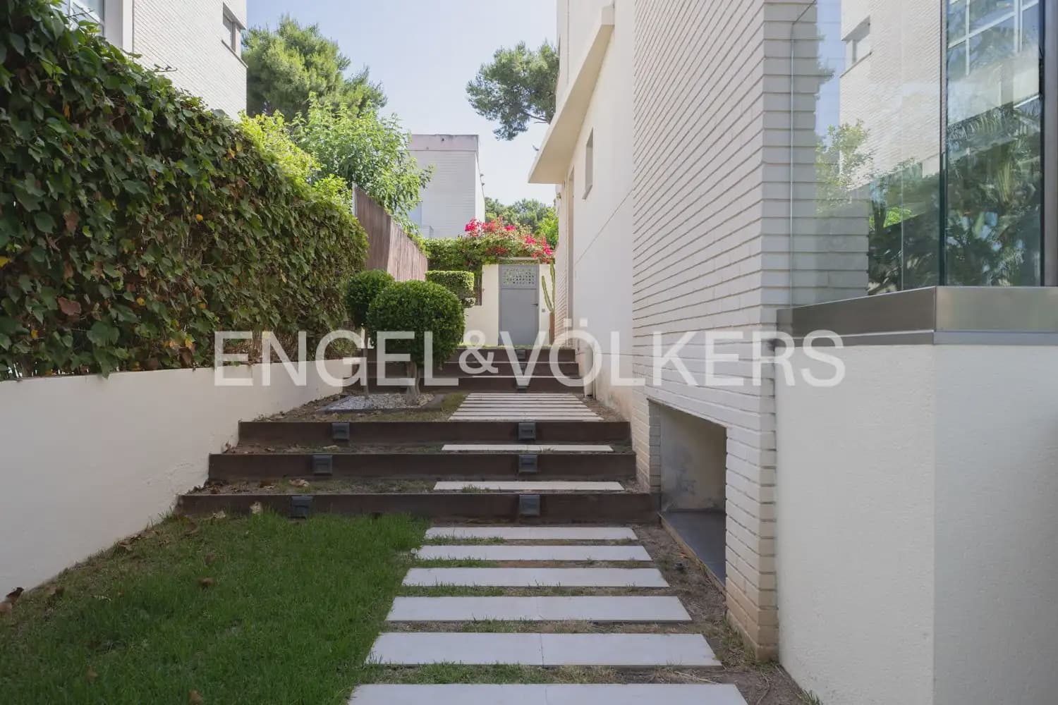 5 bedroom Villa for sale in Godella with pool garage - € 855,000 (Ref: 9927790)