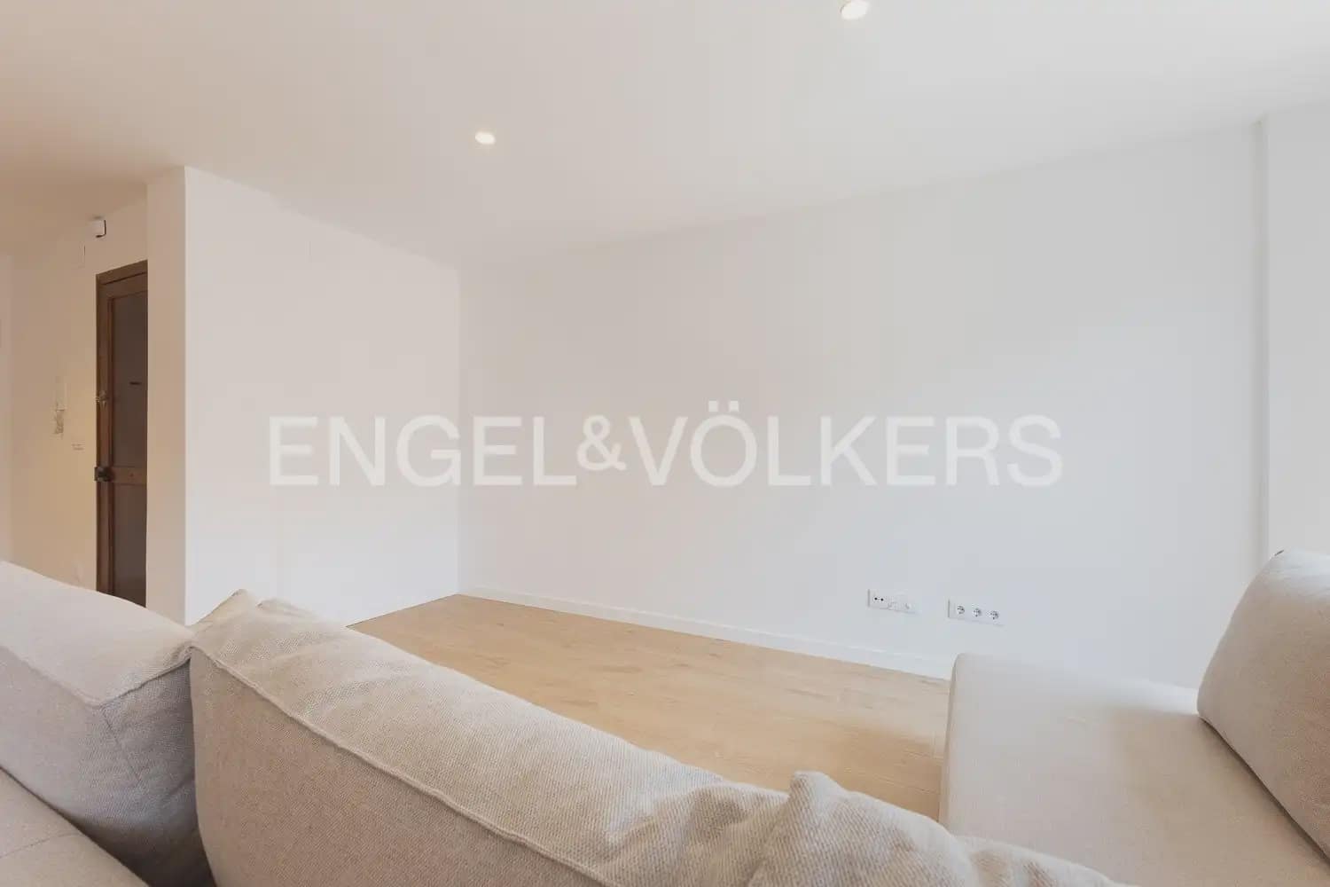 3 bedroom Flat for rent in Valencia city - € 1,800 (Ref: 9927955)