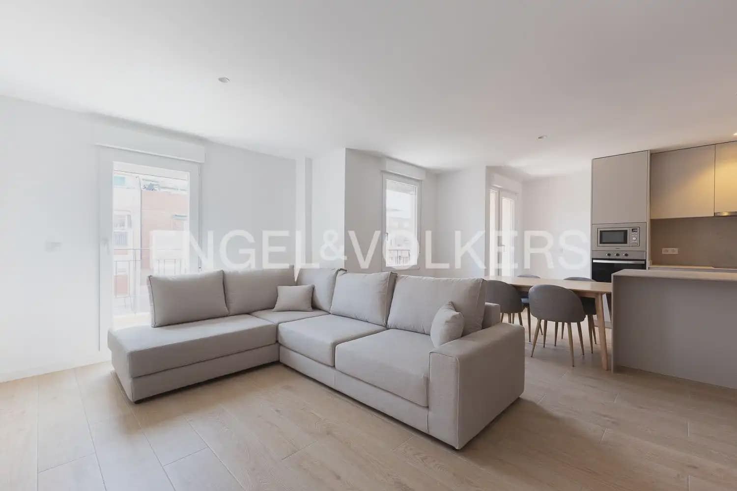 3 bedroom Flat for rent in Valencia city - € 1,800 (Ref: 9927955)