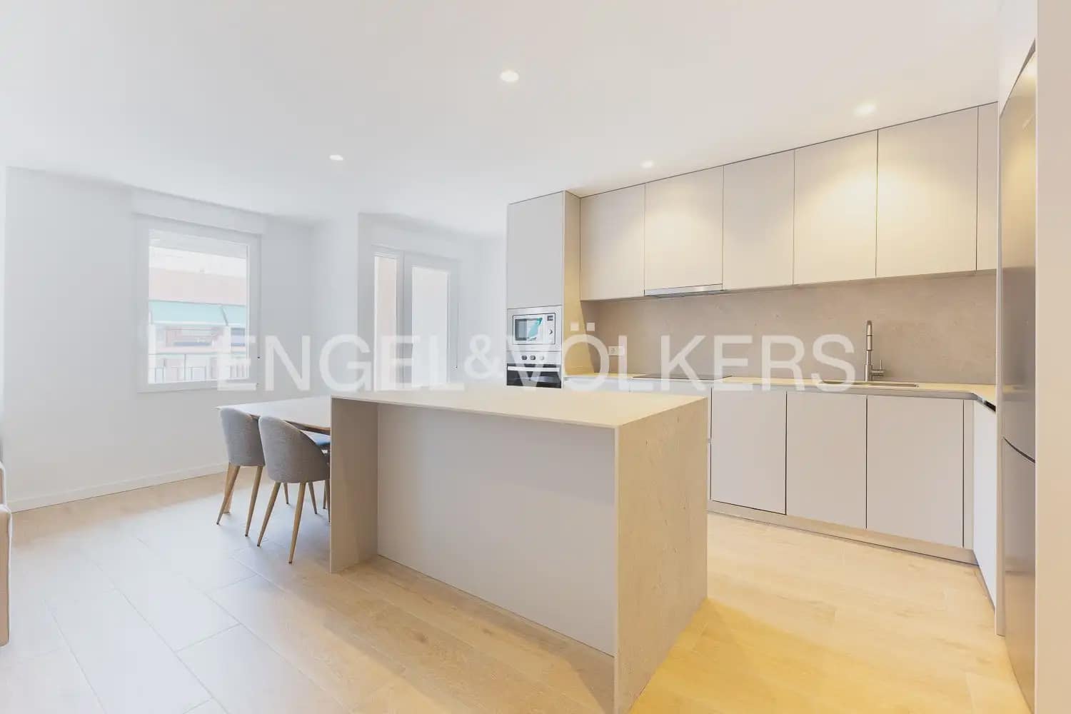 3 bedroom Flat for rent in Valencia city - € 1,800 (Ref: 9927955)