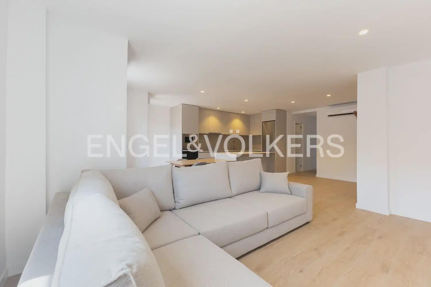 3 bedroom Flat for rent in Valencia city - € 1,800 (Ref: 9927955)
