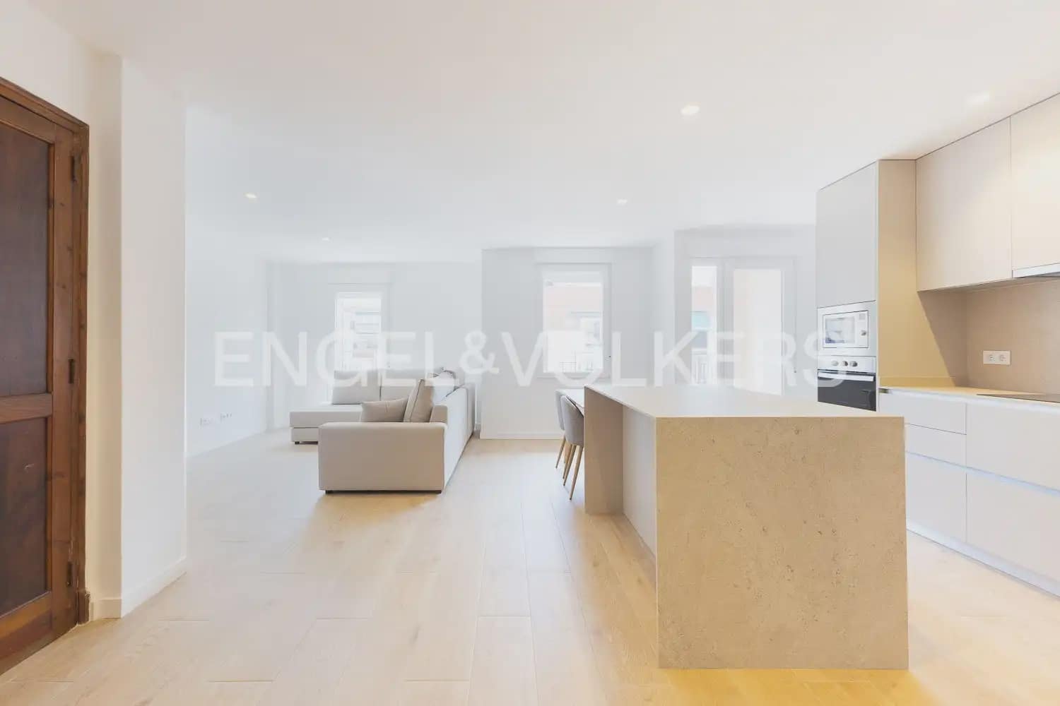 3 bedroom Flat for rent in Valencia city - € 1,800 (Ref: 9927955)