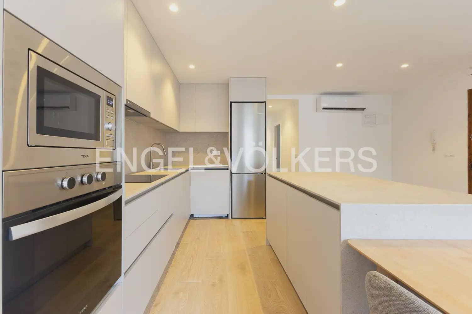 3 bedroom Flat for rent in Valencia city - € 1,800 (Ref: 9927955)