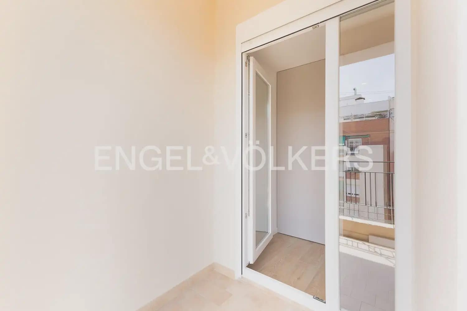 3 bedroom Flat for rent in Valencia city - € 1,800 (Ref: 9927955)