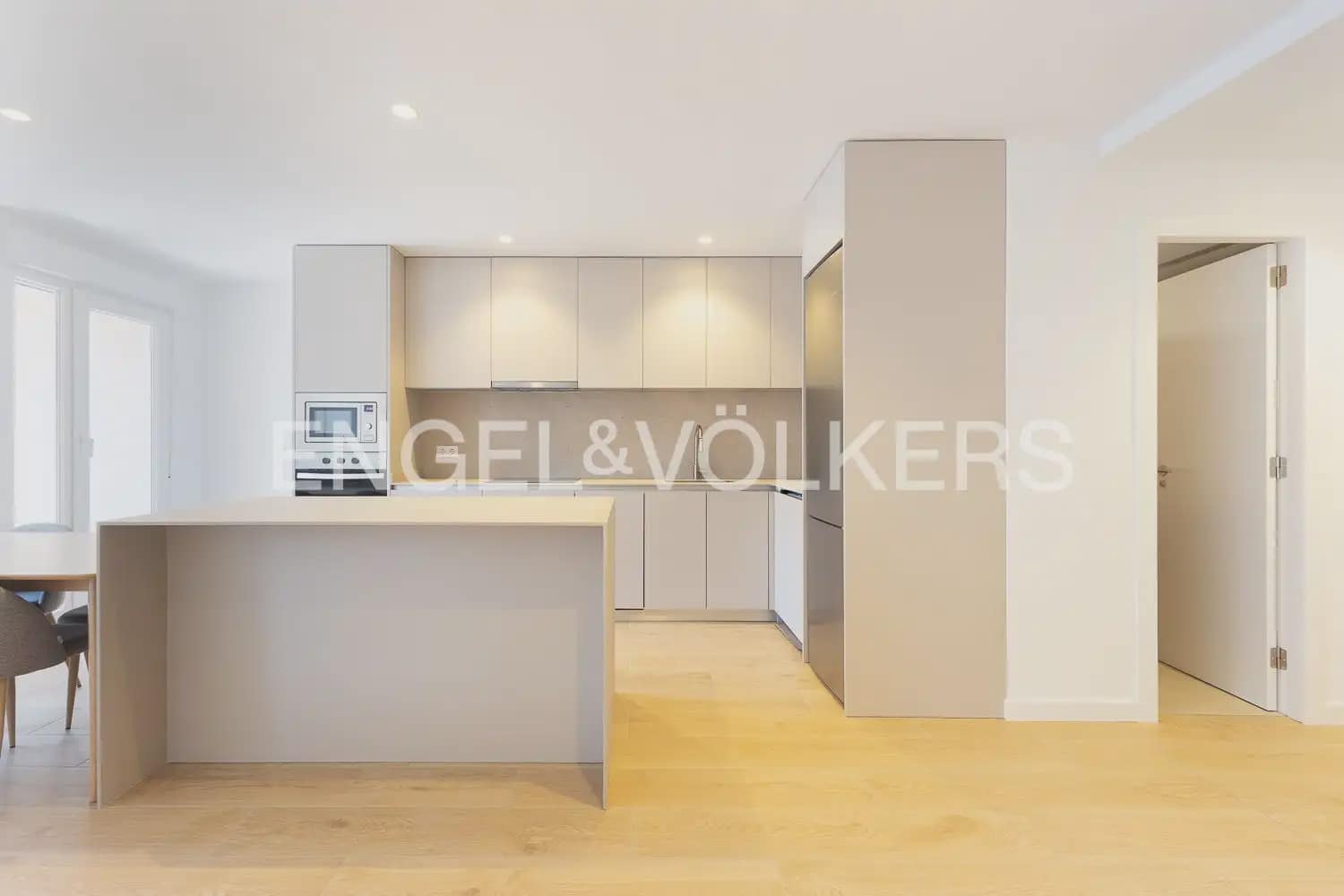 3 bedroom Flat for rent in Valencia city - € 1,800 (Ref: 9927955)
