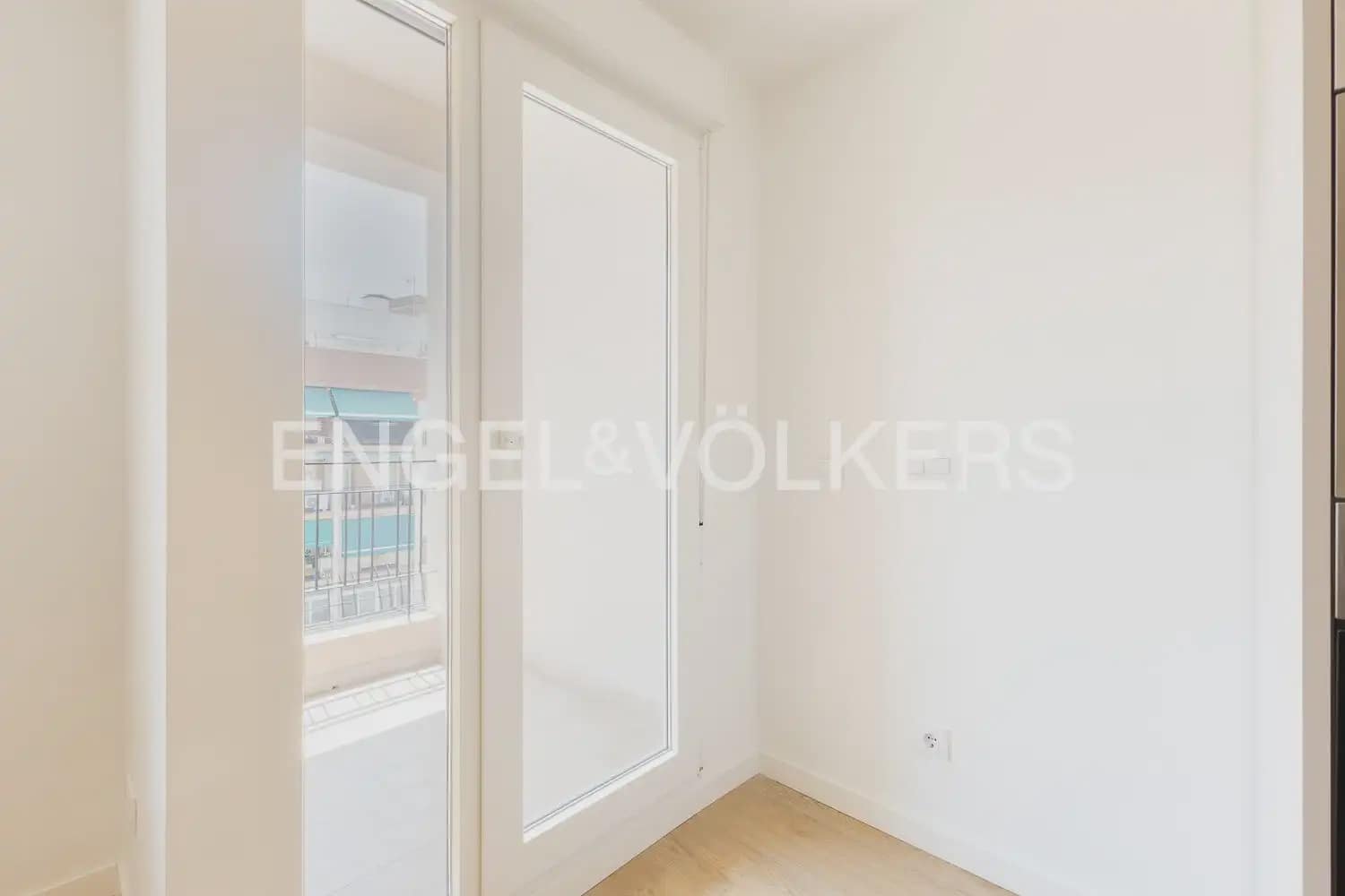 3 bedroom Flat for rent in Valencia city - € 1,800 (Ref: 9927955)