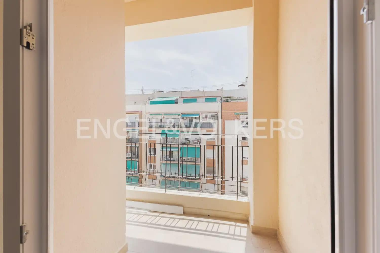 3 bedroom Flat for rent in Valencia city - € 1,800 (Ref: 9927955)