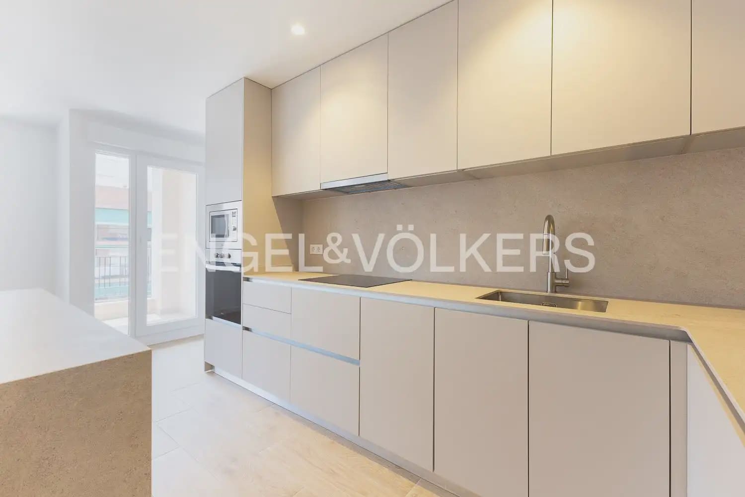 3 bedroom Flat for rent in Valencia city - € 1,800 (Ref: 9927955)