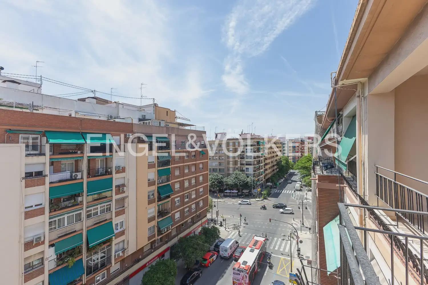 3 bedroom Flat for rent in Valencia city - € 1,800 (Ref: 9927955)