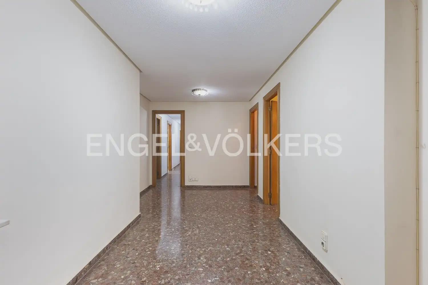 5 bedroom Flat for sale in Valencia city with garage - € 790,000 (Ref: 9928448)