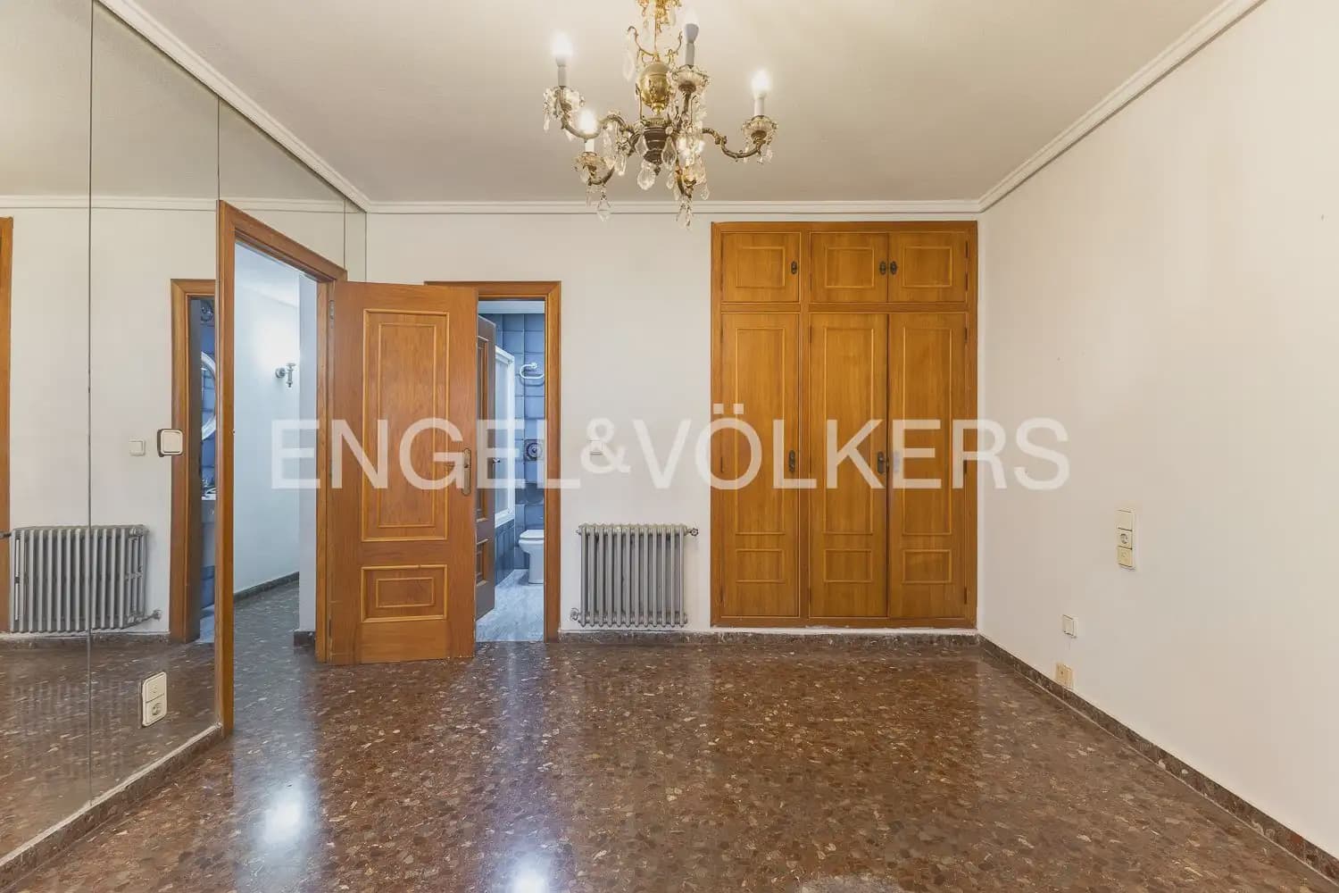 5 bedroom Flat for sale in Valencia city with garage - € 790,000 (Ref: 9928448)