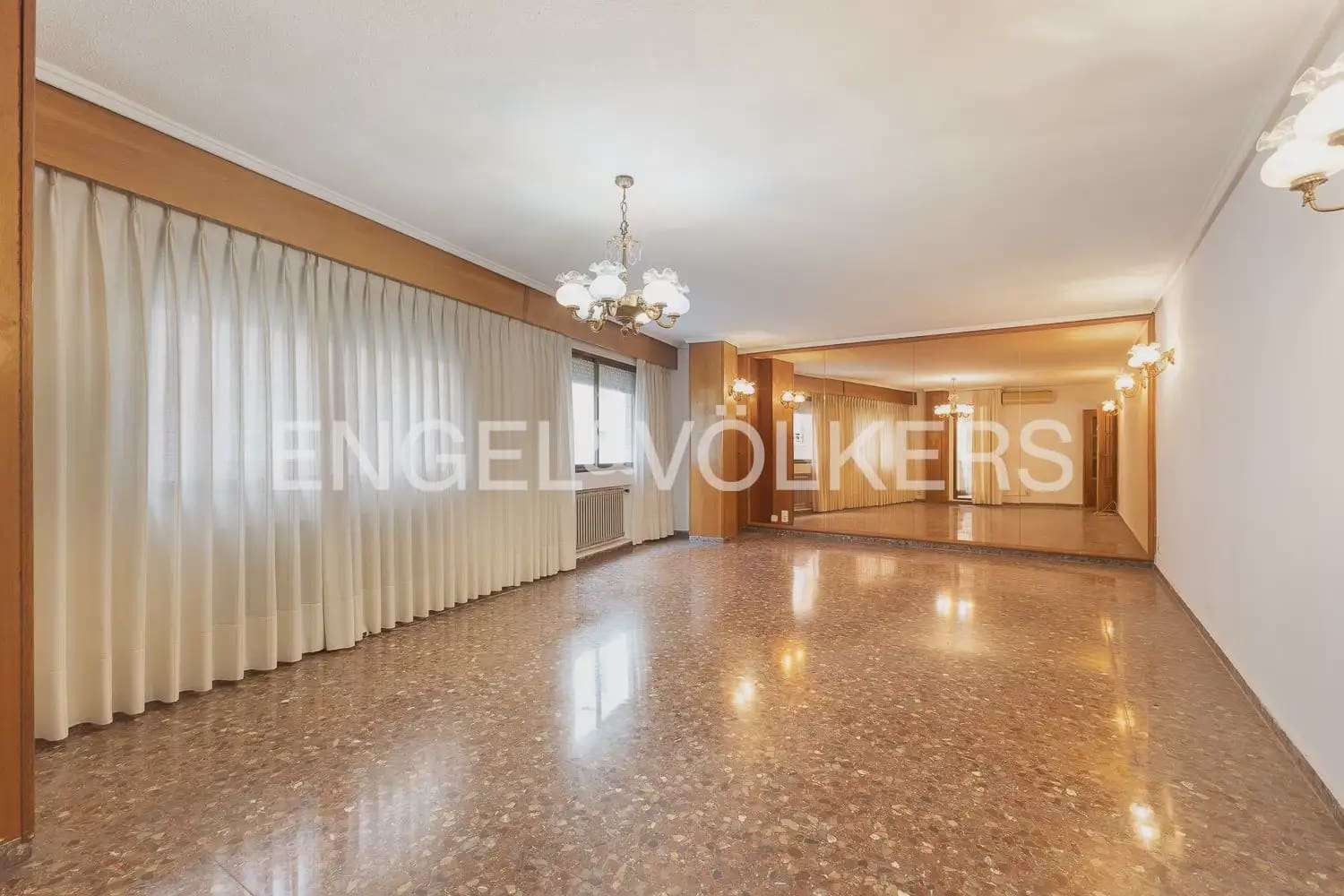 5 bedroom Flat for sale in Valencia city with garage - € 790,000 (Ref: 9928448)