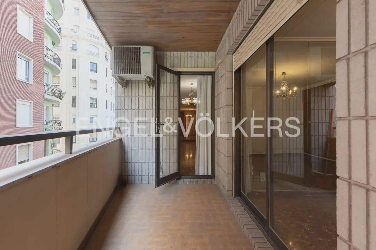 5 bedroom Flat for sale in Valencia city with garage - € 790,000 (Ref: 9928448)