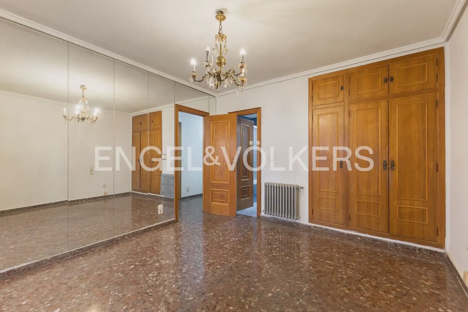 5 bedroom Flat for sale in Valencia city with garage - € 790,000 (Ref: 9928448)