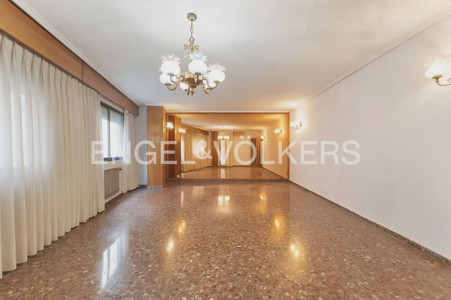 5 bedroom Flat for sale in Valencia city with garage - € 790,000 (Ref: 9928448)
