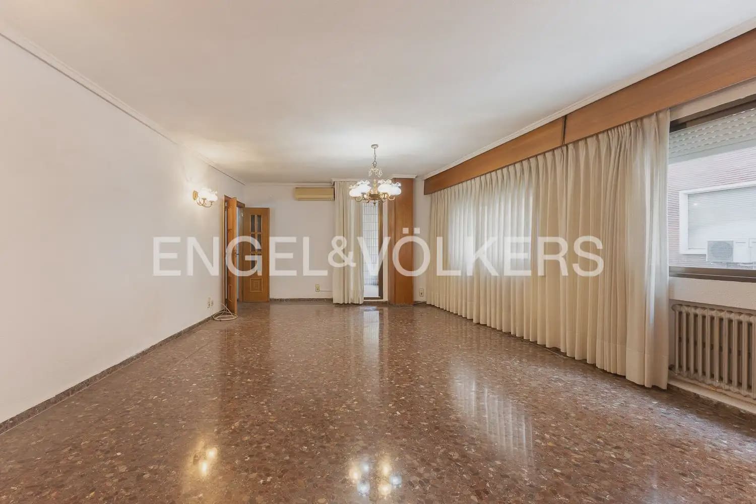 5 bedroom Flat for sale in Valencia city with garage - € 790,000 (Ref: 9928448)