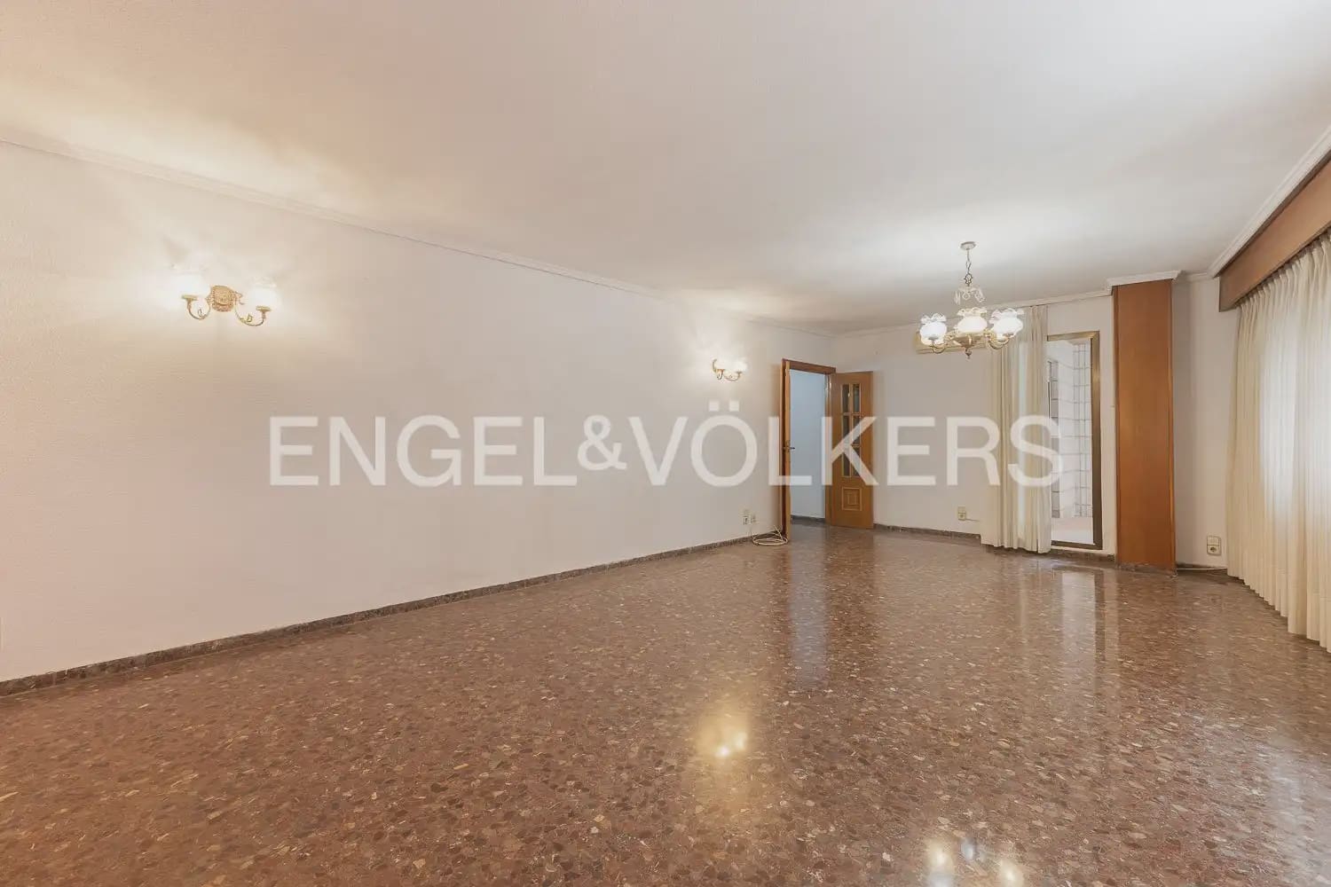 5 bedroom Flat for sale in Valencia city with garage - € 790,000 (Ref: 9928448)