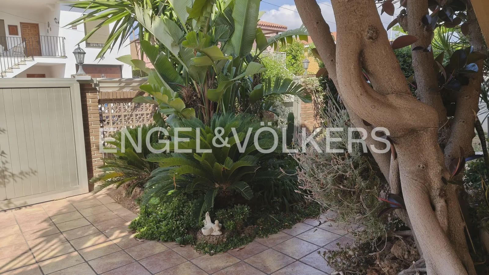 5 bedroom Villa for sale in Burriana / Borriana with garage - € 410,000 (Ref: 9928450)