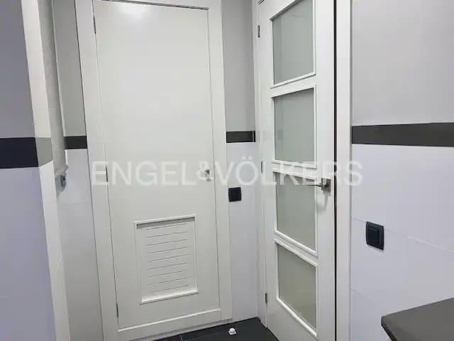 5 bedroom Flat for rent in Paterna - € 1,200 (Ref: 9928572)