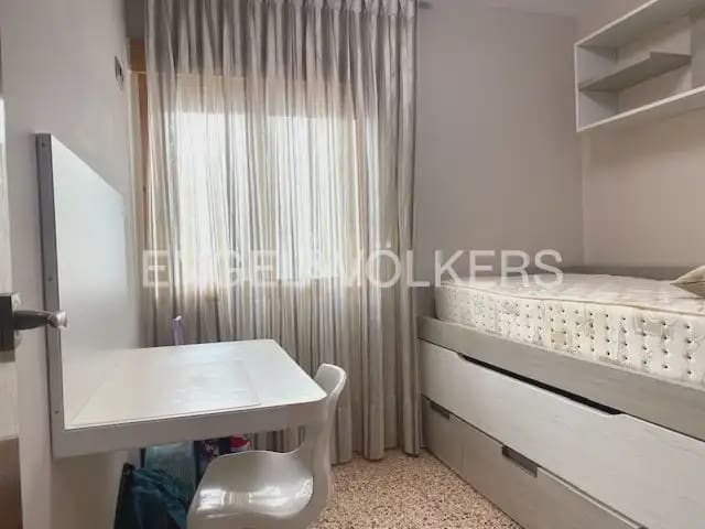 5 bedroom Flat for rent in Centro Ciudad, Paterna - € 1,200 (Ref: 9928572)