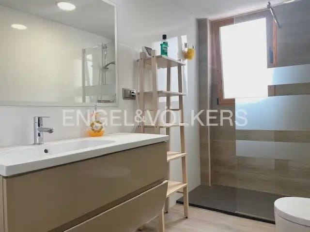 5 bedroom Flat for rent in Paterna - € 1,200 (Ref: 9928572)