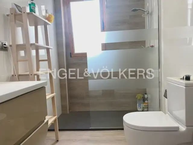 5 bedroom Flat for rent in Paterna - € 1,200 (Ref: 9928572)