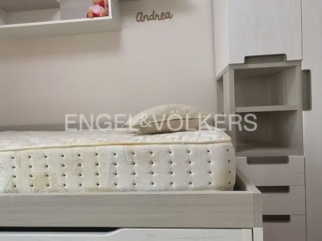 5 bedroom Flat for rent in Paterna - € 1,200 (Ref: 9928572)