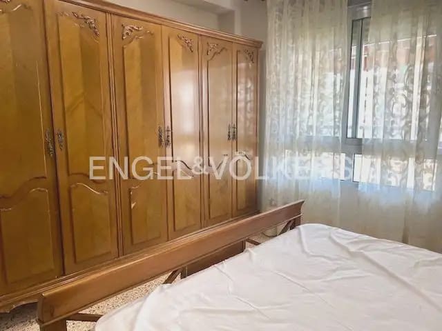 5 bedroom Flat for rent in Paterna - € 1,200 (Ref: 9928572)