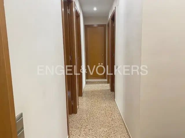 5 bedroom Flat for rent in Paterna - € 1,200 (Ref: 9928572)