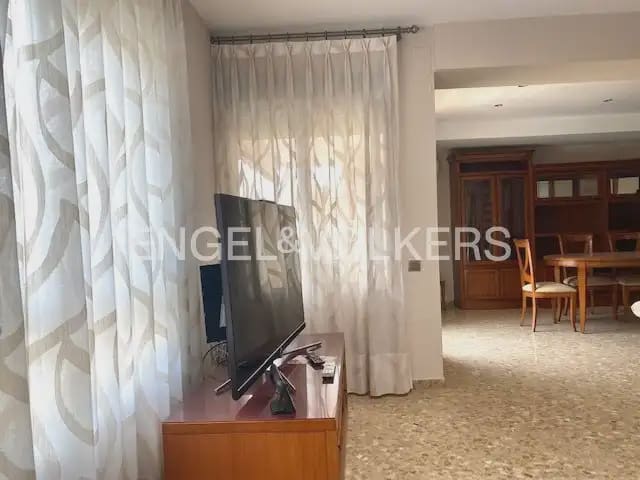 5 bedroom Flat for rent in Paterna - € 1,200 (Ref: 9928572)