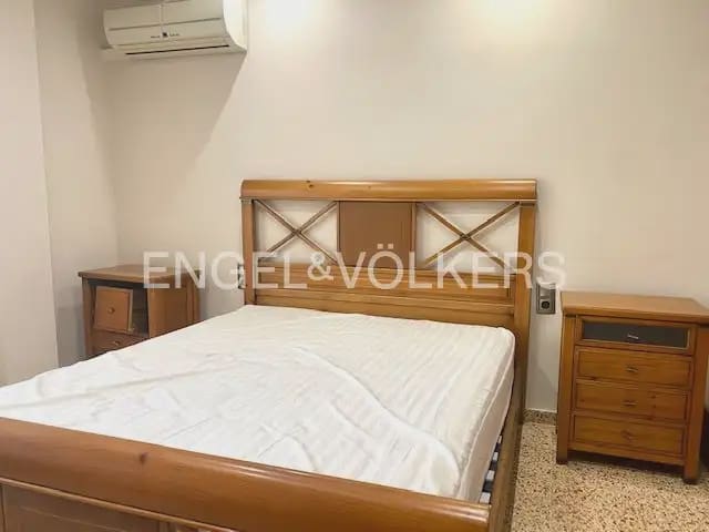5 bedroom Flat for rent in Paterna - € 1,200 (Ref: 9928572)