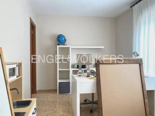 5 bedroom Flat for rent in Paterna - € 1,200 (Ref: 9928572)