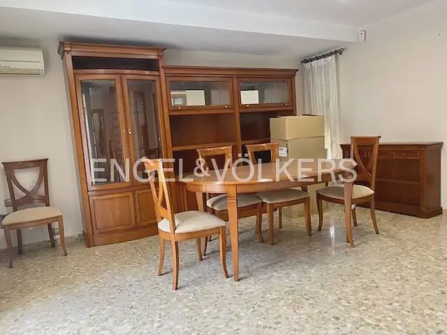 5 bedroom Flat for rent in Paterna - € 1,200 (Ref: 9928572)