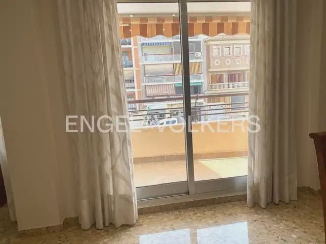 5 bedroom Flat for rent in Paterna - € 1,200 (Ref: 9928572)