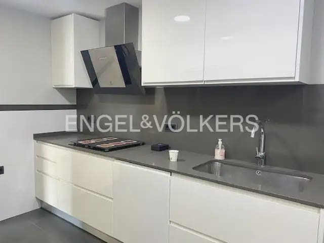 5 bedroom Flat for rent in Paterna - € 1,200 (Ref: 9928572)