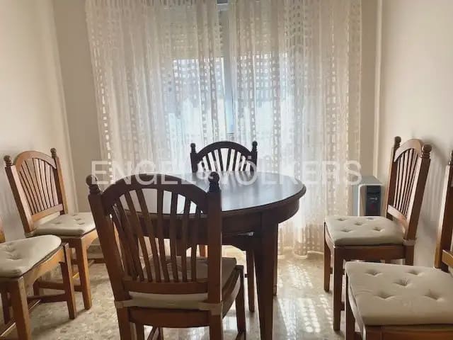 5 bedroom Flat for rent in Paterna - € 1,200 (Ref: 9928572)