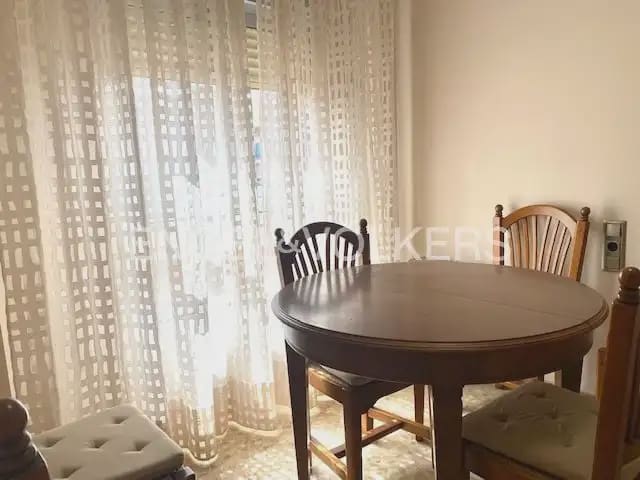 5 bedroom Flat for rent in Paterna - € 1,200 (Ref: 9928572)