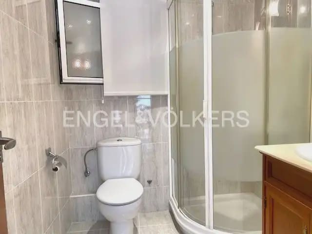 5 bedroom Flat for rent in Paterna - € 1,200 (Ref: 9928572)