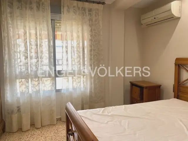 5 bedroom Flat for rent in Centro Ciudad, Paterna - € 1,200 (Ref: 9928572)