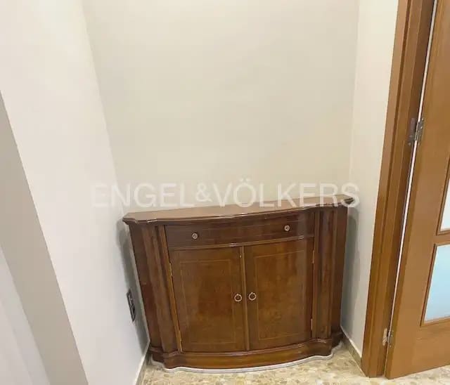 5 bedroom Flat for rent in Paterna - € 1,200 (Ref: 9928572)