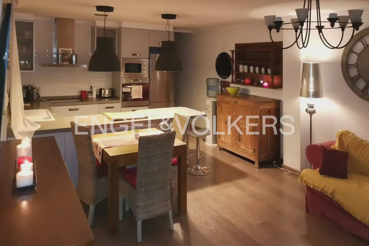 2 bedroom Penthouse for rent in Valencia city - € 1,300 (Ref: 9928574)