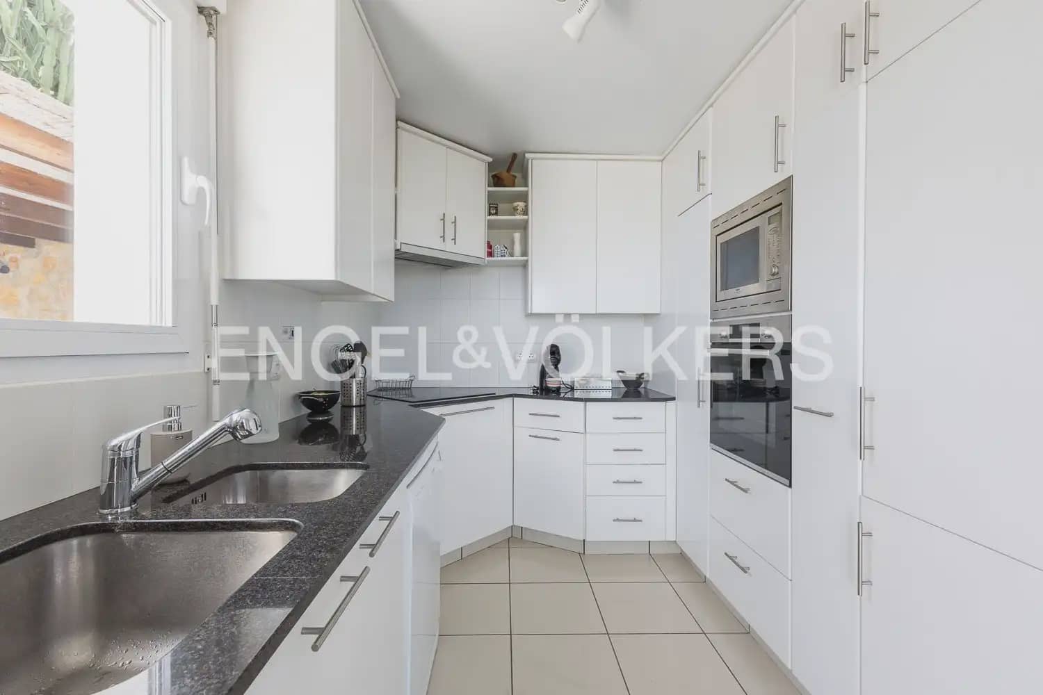 5 quarto Moradia para venda em Denia com piscina garagem - 1 050 000 € (Ref: 9928575)