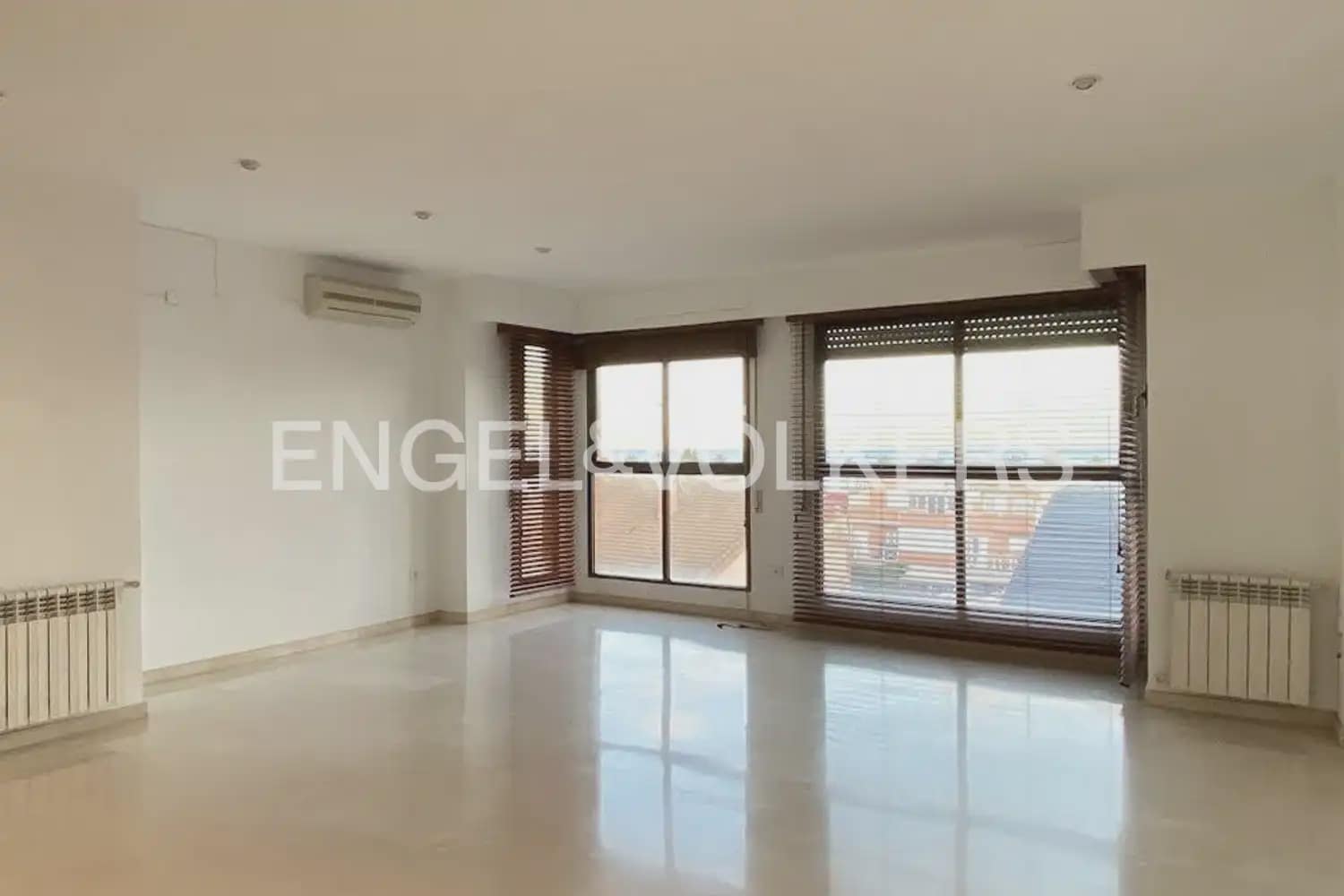 2 bedroom Flat for rent in Valencia city with garage - € 1,600 (Ref: 9932234)