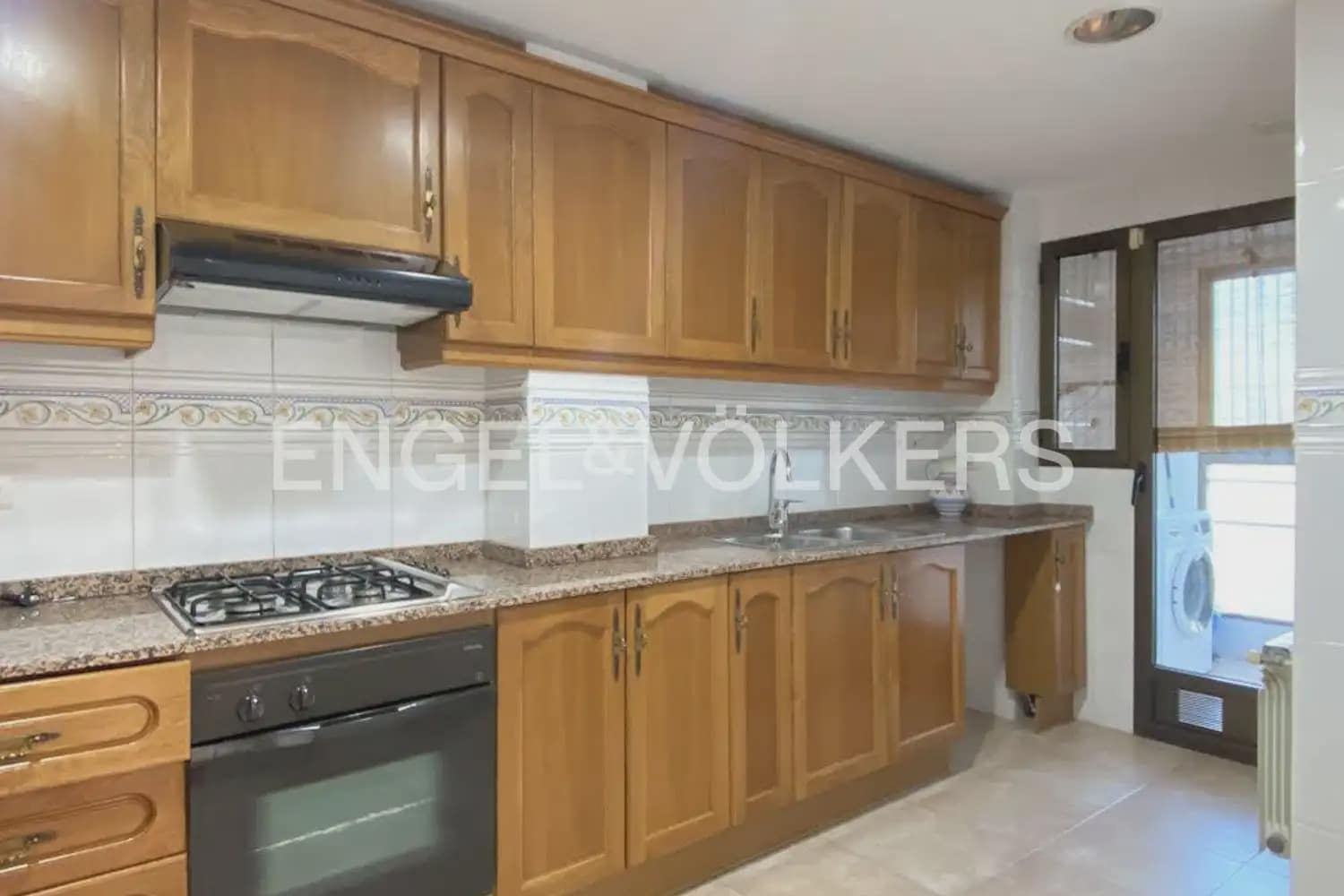 2 bedroom Flat for rent in Valencia city with garage - € 1,600 (Ref: 9932234)