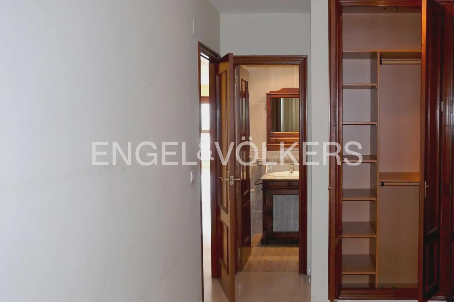 2 bedroom Flat for rent in Valencia city with garage - € 1,600 (Ref: 9932234)