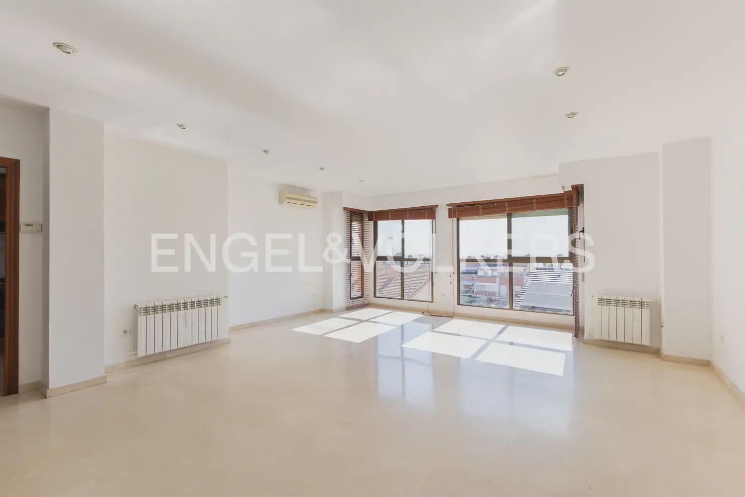 2 bedroom Flat for rent in Valencia city with garage - € 1,600 (Ref: 9932234)